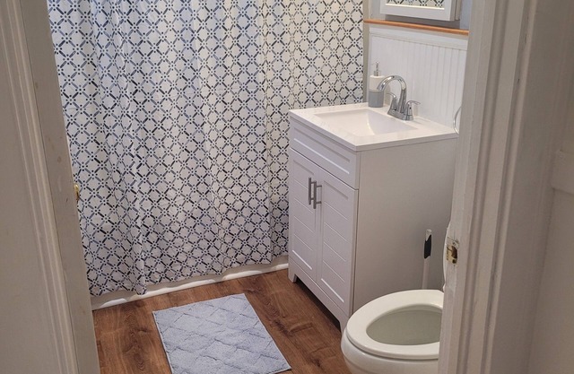 Charming 2-bedroom townhome in wonderful West Hartford near Blue Back Square!