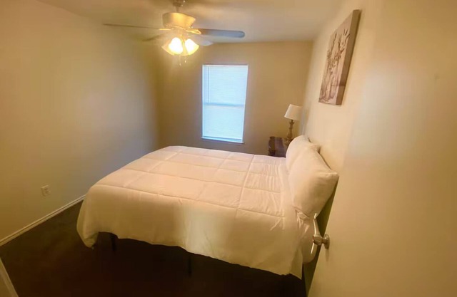 Charming 2 Bedroom 1 Bath apartment with AC/Heat, WiFi and all the amenities