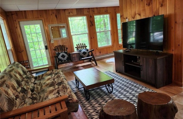 Charming 2 bedroom 1 bath brand new cabin near lake for entire family