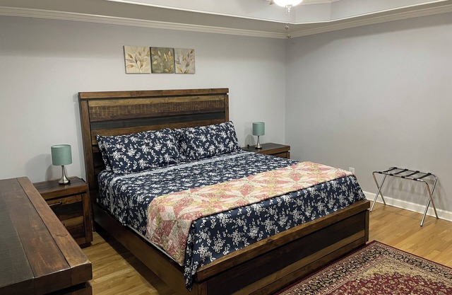Charming 2-bedroom 1 bath, Livingroom, full kitchen, WiFi & AC in Alpharetta.