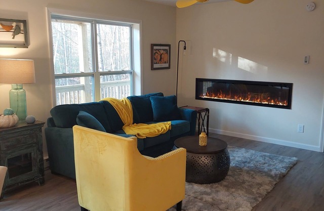 Charming 2-bedroom, 2.5 bathroom house with fireplaces in tranquil Jay with WiFi