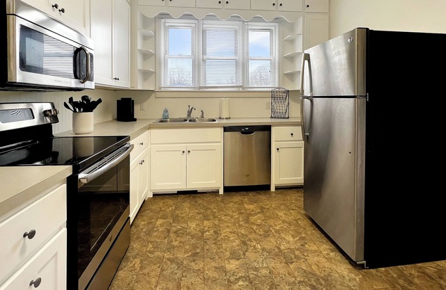 Charming 2-bedroom 2-bath convenient to Casino, Hospitals & Berry Hill Ind.