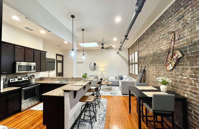 Charming 2-bedroom 2-bath condo with AC and WiFi in pleasant Downtown Hammond!