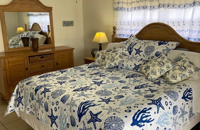 Charming 2-bedroom 2 bathroom condo 2.5 ml from Englewood beach with WiFi, AC