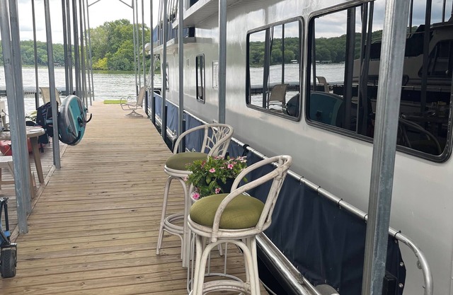 Charming 2-bedroom 80’ Houseboat with AC, WiFi in enchanting Mt. Juliet