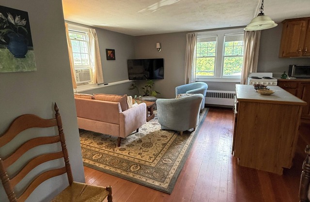 Charming 2-bedroom apartment in the center of historic Litchfield