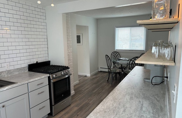 Charming 2-bedroom apartment in wonderful Marshfield Across from the Ocean