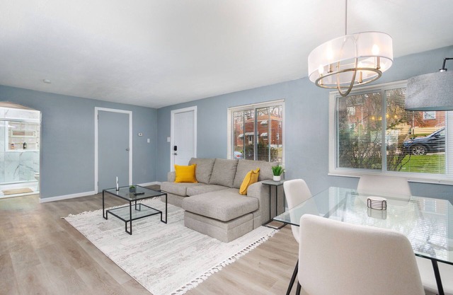 Charming 2-bedroom apartment with Parking & WiFi in peaceful Pittsburgh