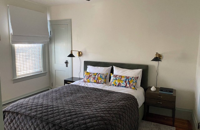 Charming 2 bedroom apartment w/ off-street parking