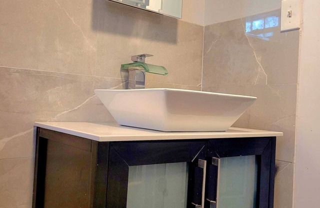 Charming 2-bedroom apartment with AC, WiFi in lovely Rutherford