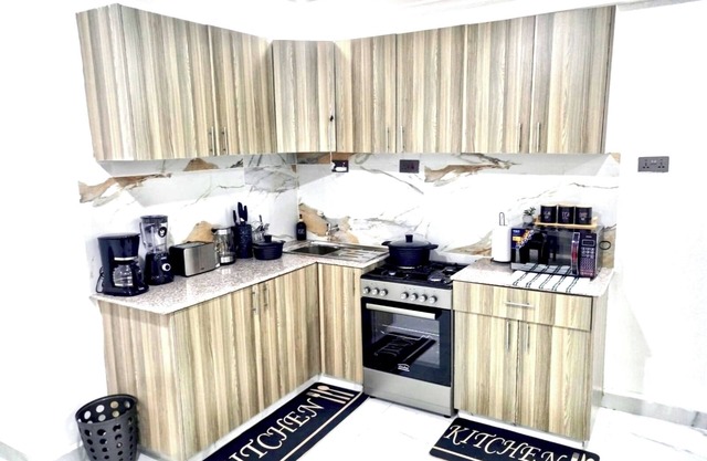 Charming 2-bedroom all ensuite with a Back Up Generator and Elevator in the CBD