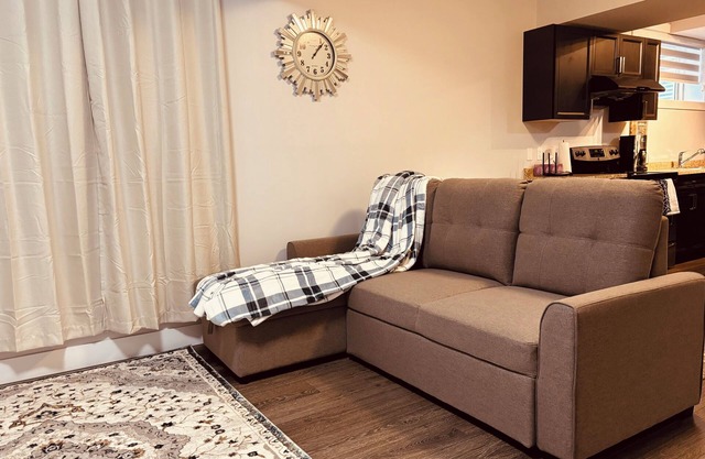 Charming 2-bedroom apartment with WiFi and AC in wonderful Edmonton