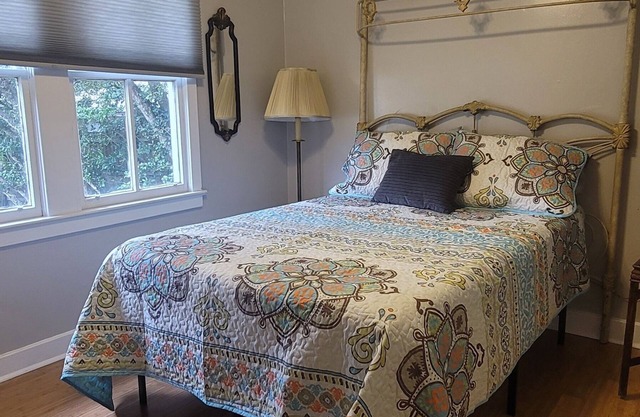 Charming 2-bedroom apartment near Dauphin Island beaches, fishing and boating.