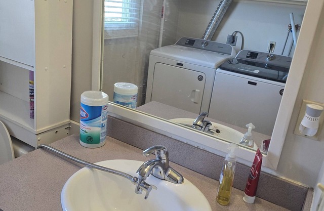 Charming 2-bedroom Apartment with AC, WiFi in delightful Pawtucket