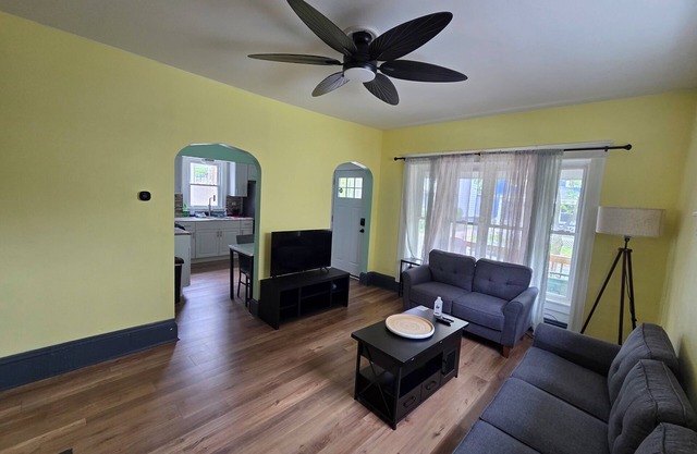 Charming 2-bedroom apartment in terrific Rochester with WiFi