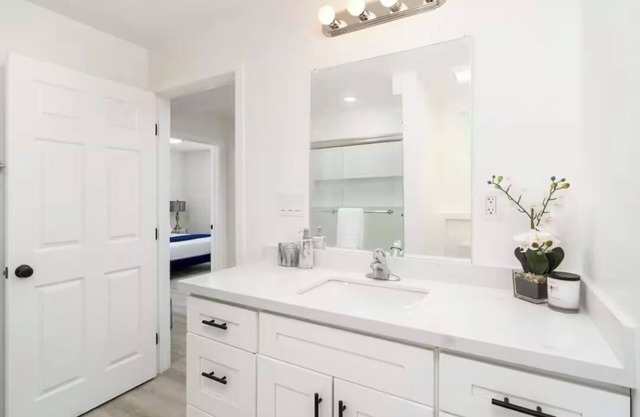 Charming 2-bedroom apartment with WiFi, with gated parking in San Diego!