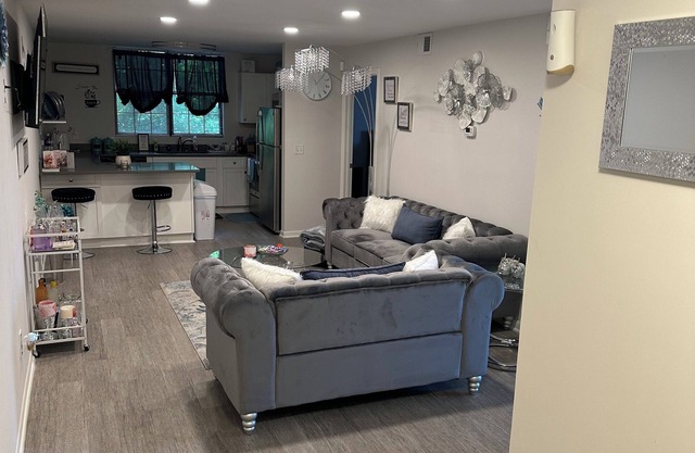 Charming 2-bedroom apartment in beautiful Columbia with AC, WiFi.