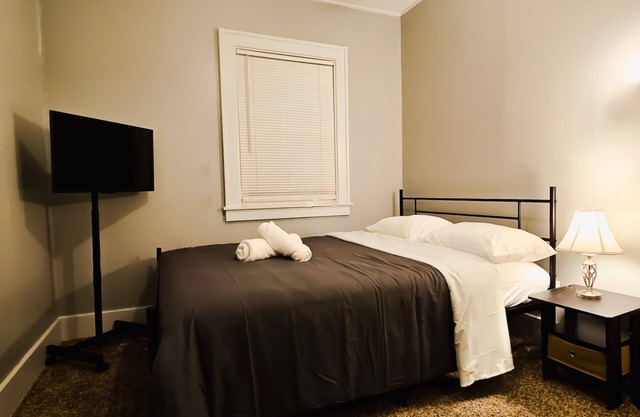 Charming 2-bedroom apartment in delightful Dearborn - no kitchen and no shower