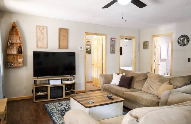 Charming 2-bedroom apartment on Main Street 1 mile from Jacks Fork River