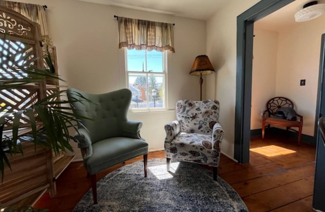 Charming 2-bedroom apartment above a country store in the heart of Gardiner!
