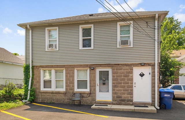 Charming 2-bedroom apartment in delightful Highwood 2 minutes to Train station!