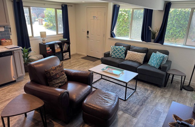 Charming 2-bedroom apartment with AC, WiFi in welcoming Martinez