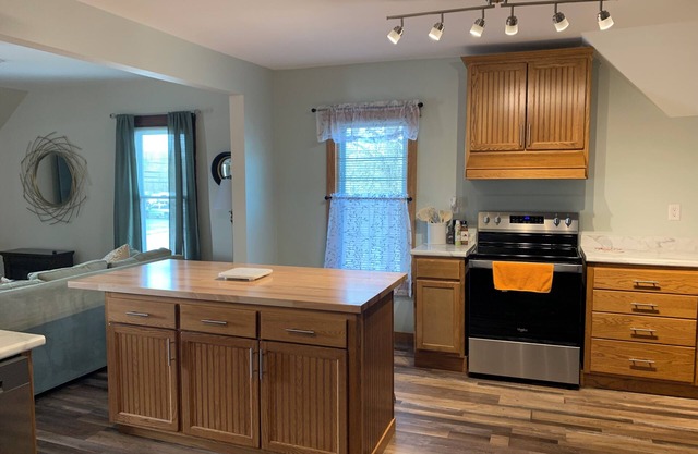 Charming 2-bedroom apartment in Mishicot with Wi-Fi close to fox hills.