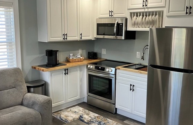 Charming 2-bedroom apartment in brilliant Westerly with AC, WiFi