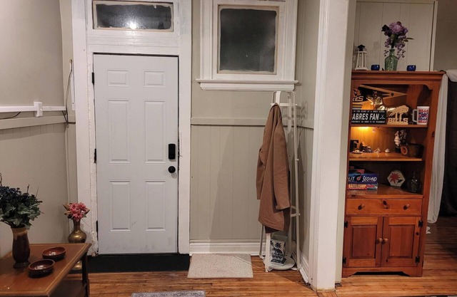 Charming 2-bedroom apartment near the Niagara River off of Niagara Ave