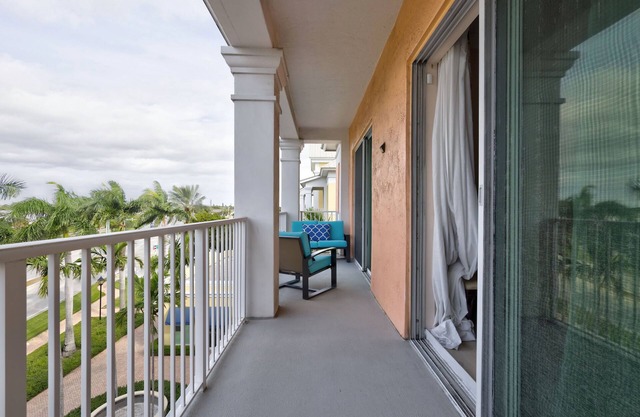 Charming 2-bedroom apartment with AC, fitness room in brilliant Lantana