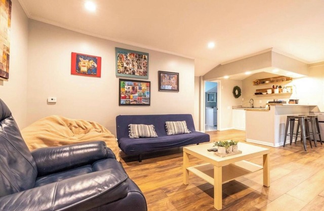 Charming 2-bedroom apartment with Fast WiFi, AC and a Soaking Tub in Memphis, TN