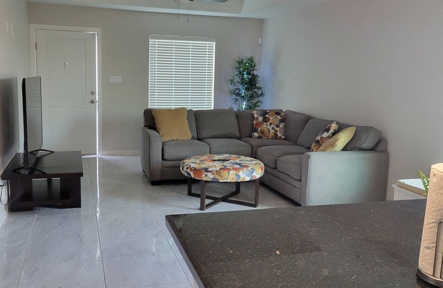 Charming 2-bedroom apartment with WiFi, AC, and ADT Security in quaint Mission!
