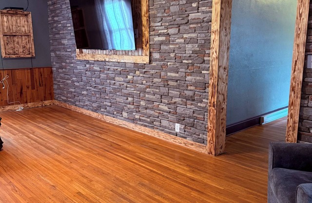 Charming 2-bedroom apartment in Rainelle with out door hot tub