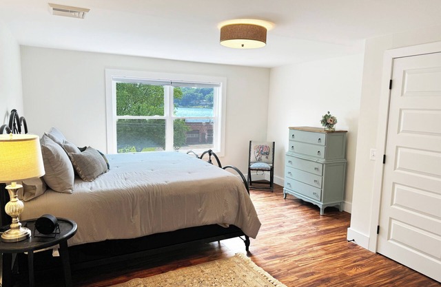 Charming 2-bedroom apartment with AC, WiFi LAKE VIEWS!