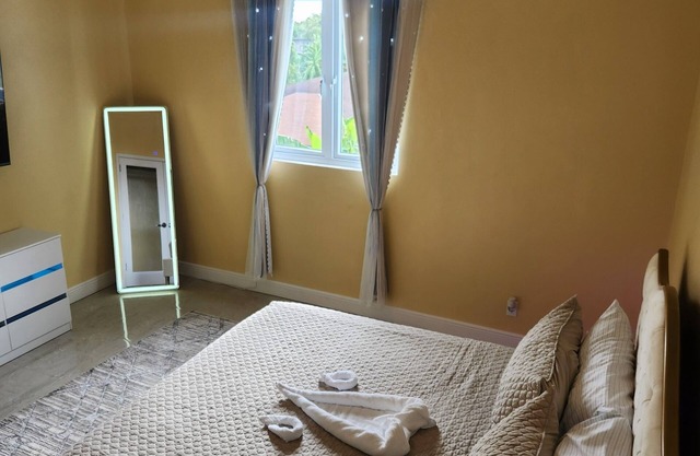 Charming 2-bedroom apartment with WiFi, AC in Nassau