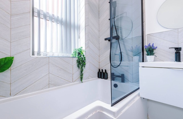 Charming 2-bedroom apartment in Bolton with WiFi access