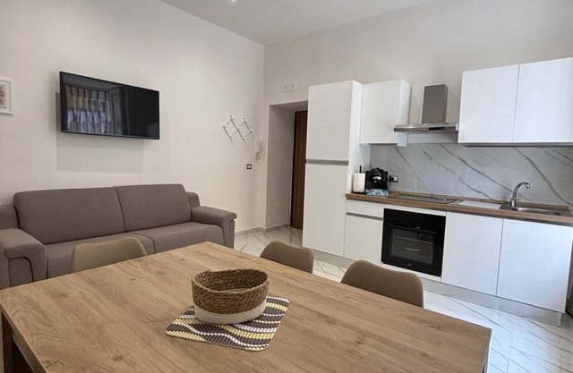 Charming 2-bedroom apartment with WiFi, AC in Napoli