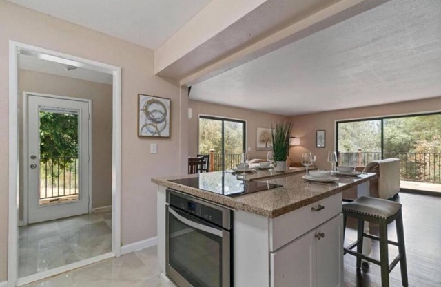 Charming 2-bedroom apartment with AC, WiFi in lovely Auburn