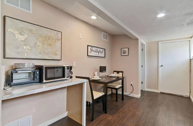 Charming 2-bedroom apartment with WiFi, AC in serene Auburn