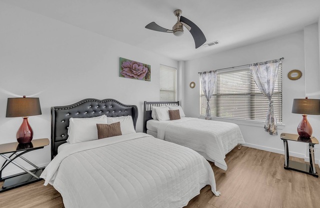 Charming 2-bedroom apartment with Downtown Austin Views, sleeps 6 guests