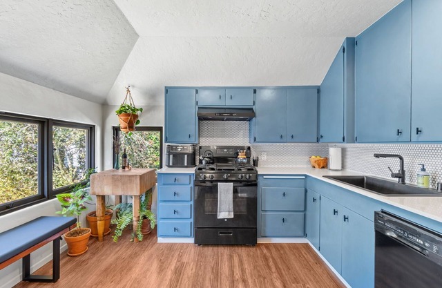 Charming 2-bedroom apartment in convenient neighborhood in Eureka