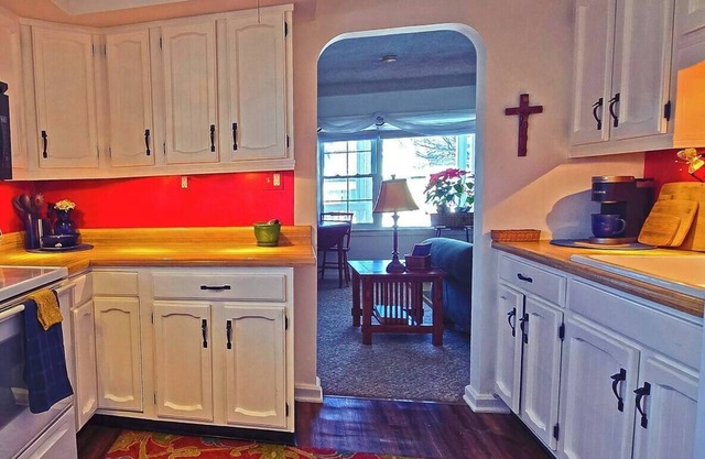 Charming 2-bedroom apartment with AC, Wi-Fi near Fenton, Michigan.