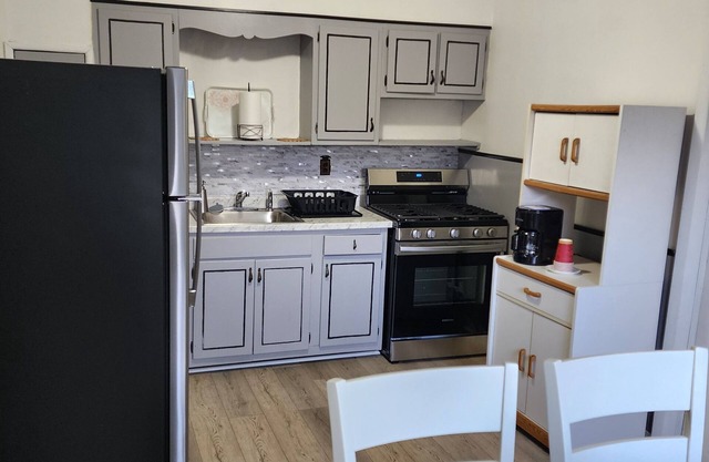 Charming 2-bedroom apartment in fabulous Inwood with AC, WiFi