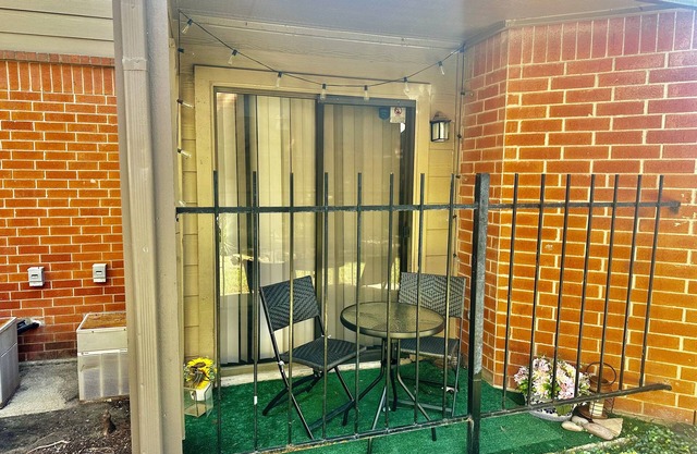 Charming 2-bedroom apartment in Irving with WiFi, fitness room, AC