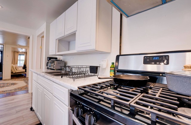 Charming 2-bedroom apartment with AC, WiFi in fantastic Utica