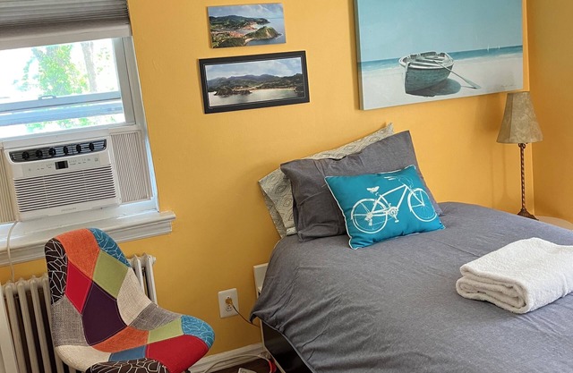 Charming 2-bedroom apartment with WiFi, AC in delightful Lodi
