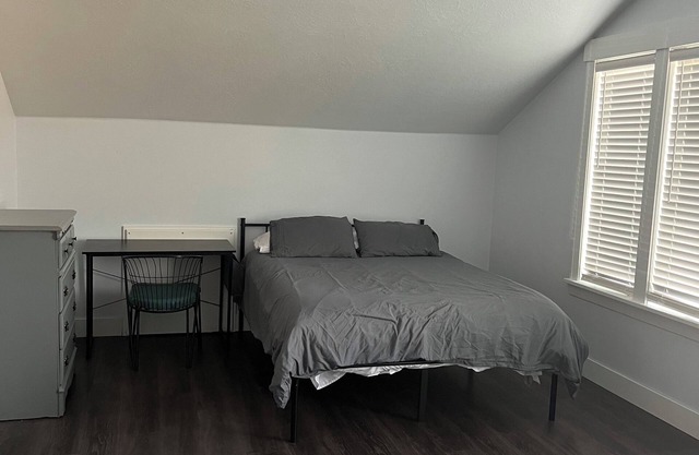 Charming 2-bedroom attached apartment with AC, WiFi in adorable Creswell