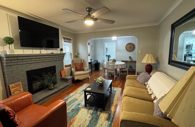 Charming 2-bedroom Bungalow - Close to Everything!