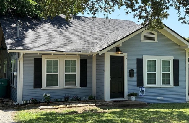 Charming 2-bedroom bungalow in downtown Gatesville with AC, WiFi