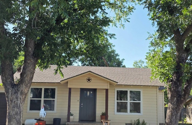 Charming 2-bedroom bungalow in peaceful San Angelo with WiFi, AC